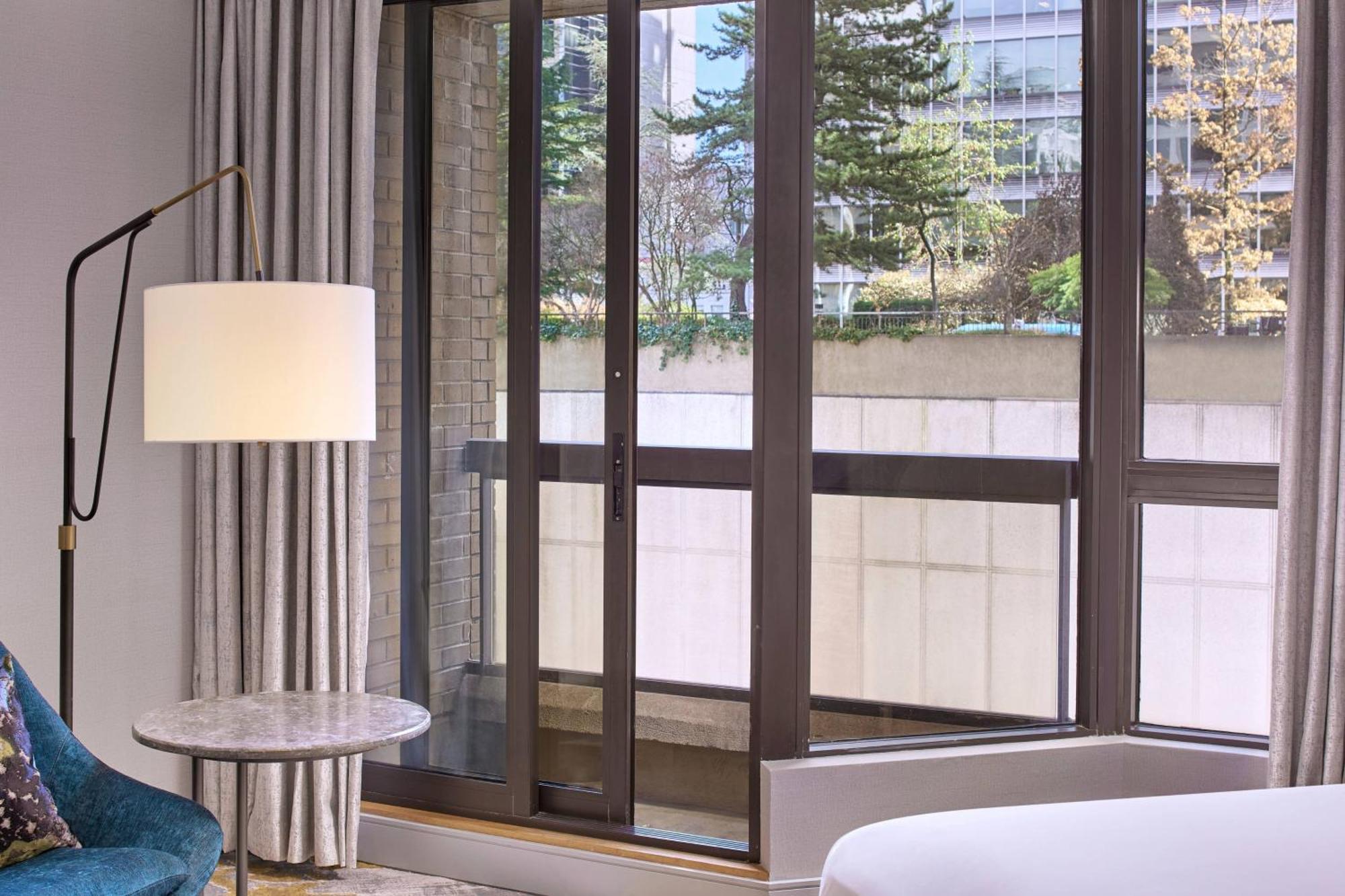 Metropolitan Hotel Vancouver Exterior photo