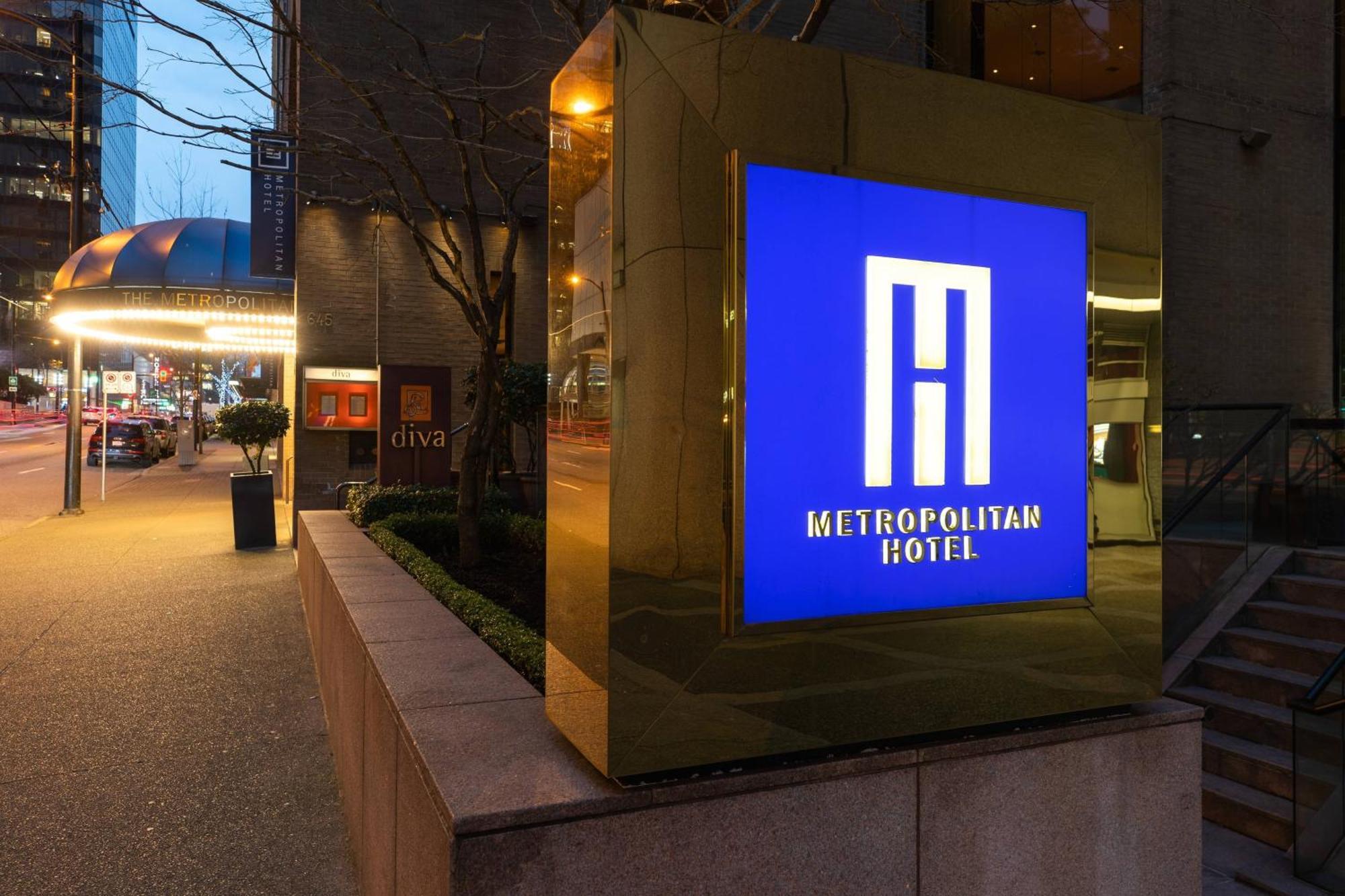 Metropolitan Hotel Vancouver Exterior photo