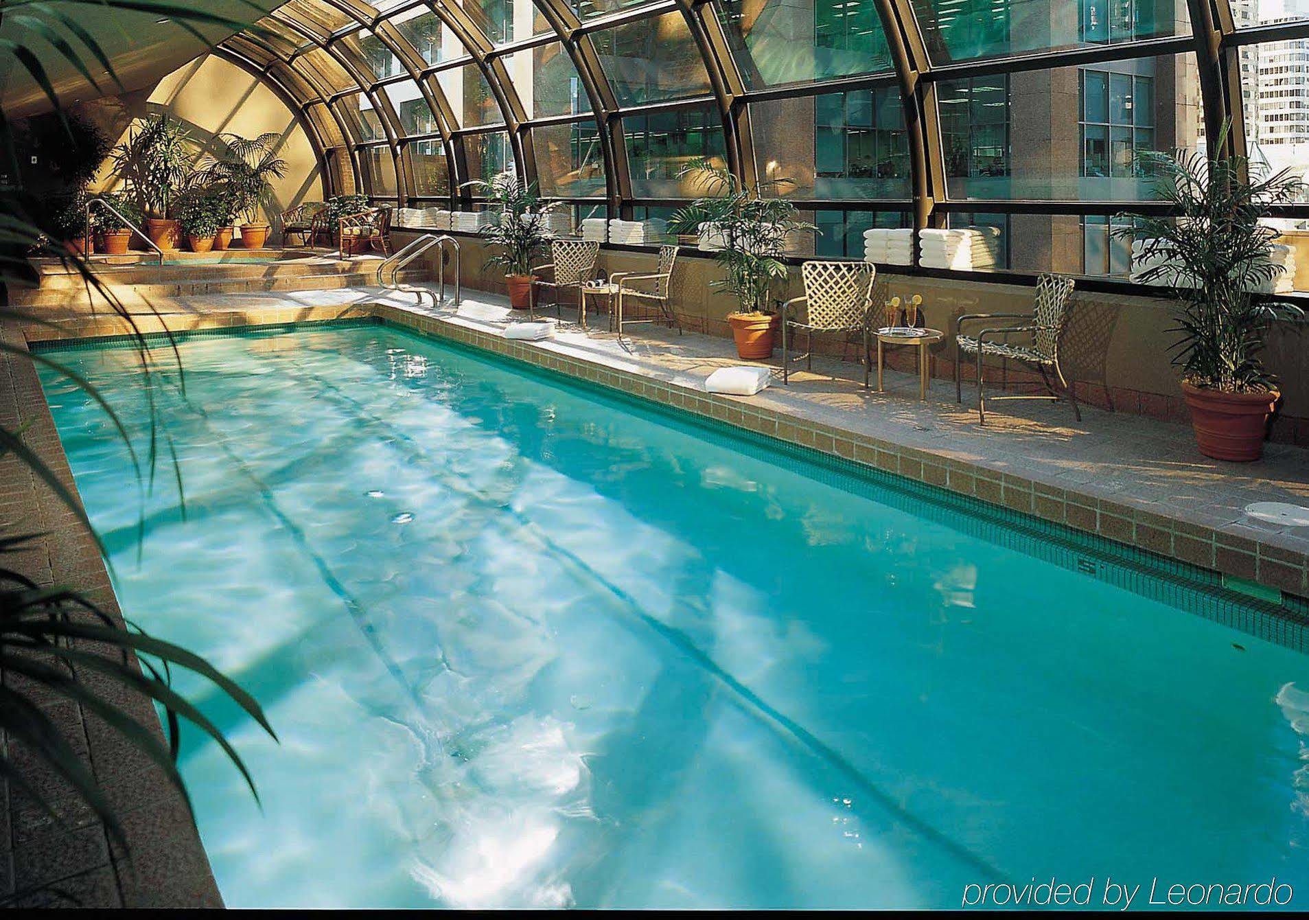 Metropolitan Hotel Vancouver Exterior photo